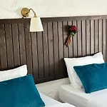 Albatross Hotel *